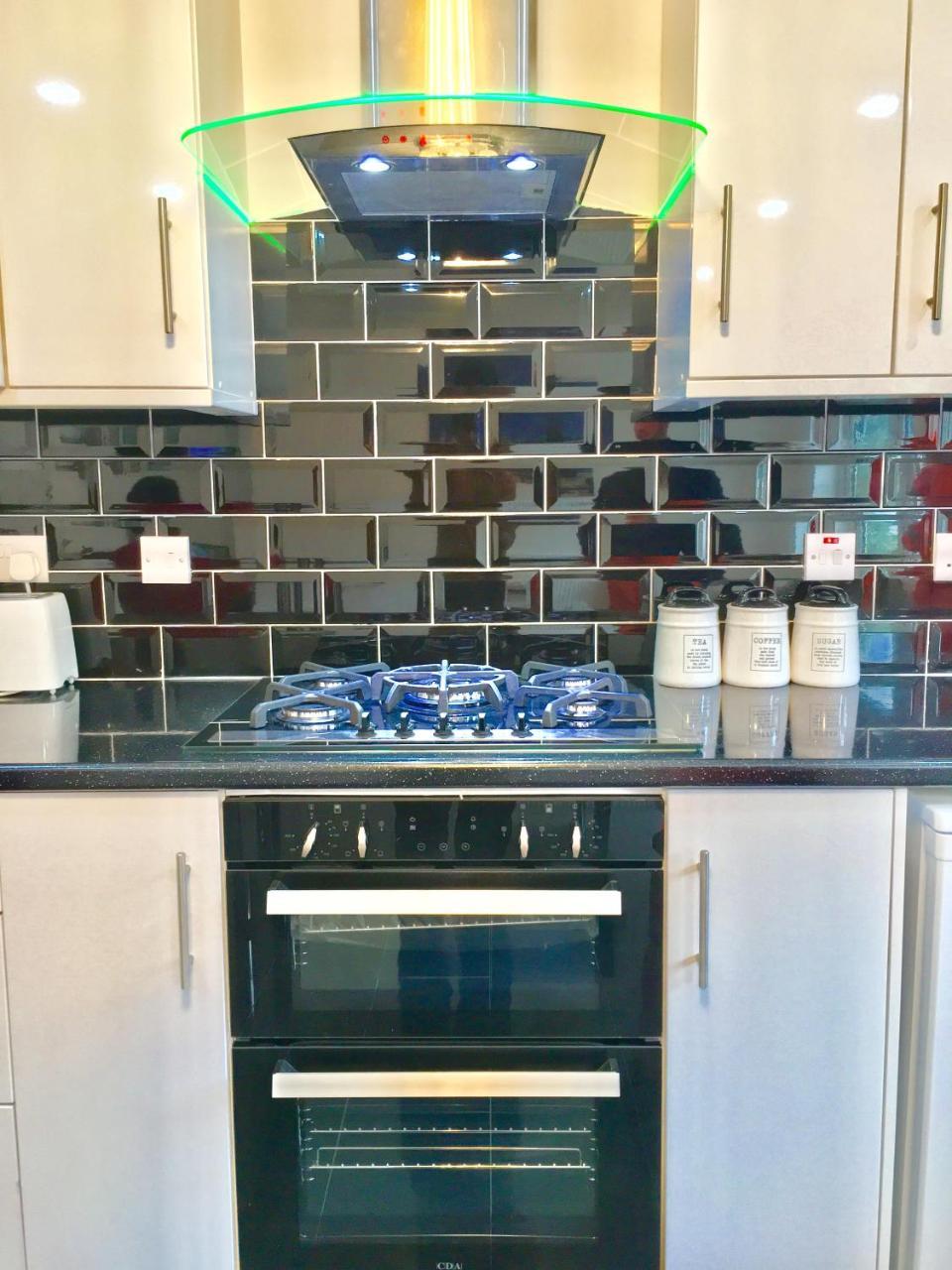 London 2 Bedroom Apartment, Kitchen, Reception And Private Garden Dış mekan fotoğraf